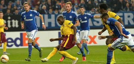 Sparťanský útočník Kehinde Fatai v utkání se Schalke.