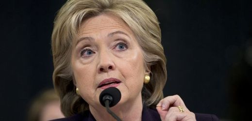 Kandidátka na prezidenta, bývalá ministryně zahraničí Hillary Clintonová svědčí v Capitolu ve Washingtonu.