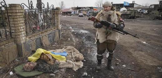  Proruský separatista míjí tělo padlého ukrajinského vojáka v ukrajinském městě Debalceve.