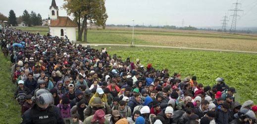 Putování migrantů v blízkosti hraničního přechodu mezi Chorvatskem a Slovinskem,