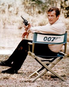 Herec Roger Moore ztvárnil postavu Jamese Bonda celkem sedmkrát, čímž si vysloužil rekord mezi interprety tohoto elegantního agenta.