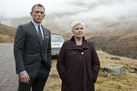 Daniel Craig jako James Bond a Judi Dench jako M ve scéně z filmu Skyfall.