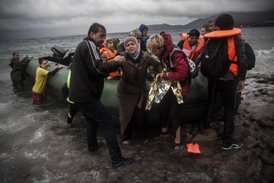 Vyloďující se migranti na řeckém pobřeží.