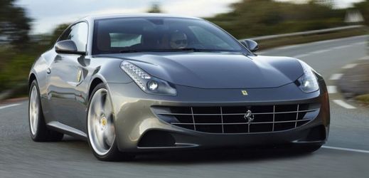 Do aukce půjdou dvě královská Ferrari FF (ilustrační foto).
