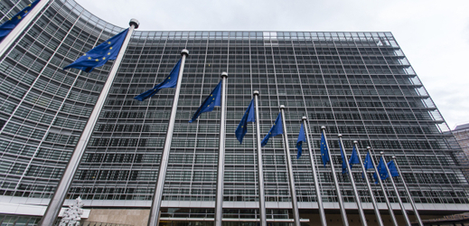 Vlajky Evropské unie před budovou Berlaymont, hlavním sídlem Evropské komise v Bruselu (ilustrační foto).