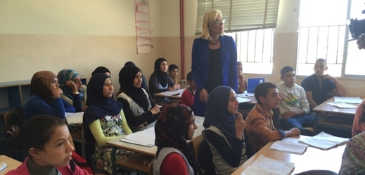 Na snímku návštěva koordinátorky OSN ve třídě dětí syrských uprchlíků, veřejná škola v Libanonu.
