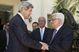 Kerry (vlevo) se ke schůzce s Abbásem nevyjádřil.