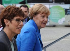 Předsedkyně vlády Sárska Annegret Krampová-Karrenbauerová (vlevo) a německá kancléřka Angela Merkelová.