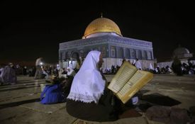 Palestinská muslimka před Skalním dómem.