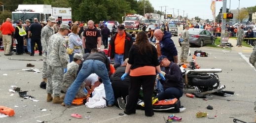 Záchranáři a přihlížející diváci na místě nehody.