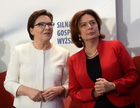 Premiérka Ewa Kopaczová (vlevo) již přiznala volební porážku.