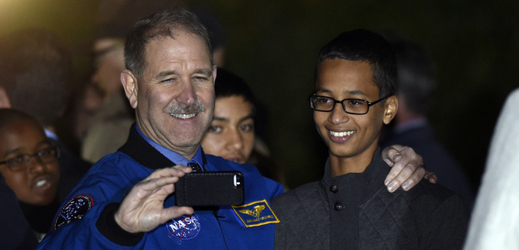 Chlapce podpořila i NASA. Na snímku s Johnem Grunsfeldem, vedoucím pracovníkem NASA.