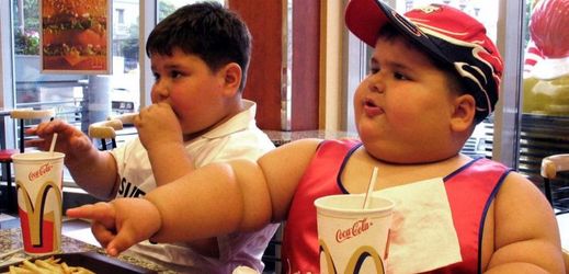 Obezita u dětí bývá způsobena špatnými stravovacími návyky.