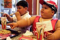 Obezita u dětí bývá způsobena špatnými stravovacími návyky.
