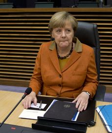 Angela Merkelová na debatě řekla, že cílem diskuze by měla být domluva na pomoci migrantům, bloudících po Balkáně.
