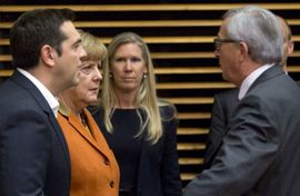 Jednání z neděle na pondělí se účastnila německá kancléřka Angela Merkelová, předseda Evropské komise Jean-Claude Juncker (vpravo) i řecký premiér Alexis Tsipras.