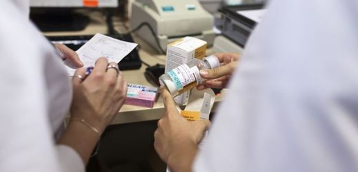 Lékárnice připravuje léky na předpis (ilustrační foto).