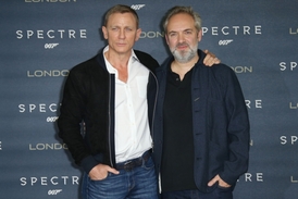 Představitel agenta Jamese Bonda Daniel Craig (vlevo) a režisér 24. bondovky s názvem Spectre Sam Mendes.
