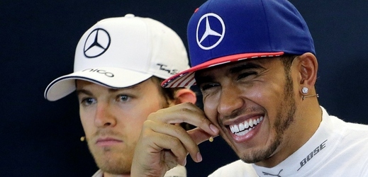 Vedení stáje Mercedes hasí konflikt mezi britským jezdcem Lewisem Hamiltonem a jeho týmovým kolegou Nicem Rosbergem.