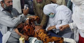 Zdravotníci ošetřují dítě zraněné při zemětřesení v Pákistánu.