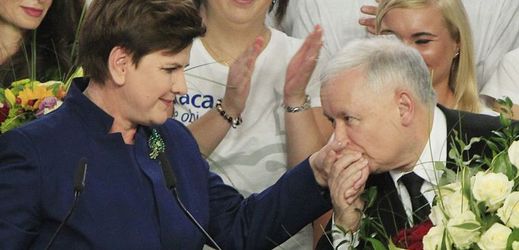 Jaroslaw Kaczyński líbá ruku Beaty Szydlové. 