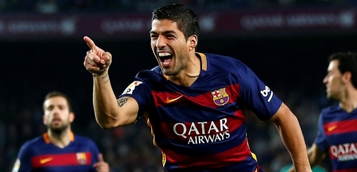 Útočník Luis Suárez v neděli stylově oslavil roční výročí svého debutu za Barcelonu, když hattrickem rozhodl o domácí výhře 3:1 nad Eibarem. 