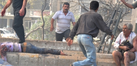 Syrští občané na místě činu mezi mrtvými a zraněnými po bombových útocích v Damašku.