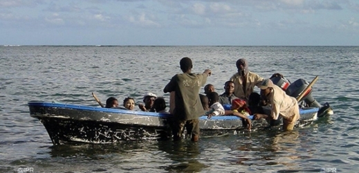 Rybářské loďky kwasa-kwasa, které denně přivážejí na ostrov Mayotte stále další a další imigranty.
