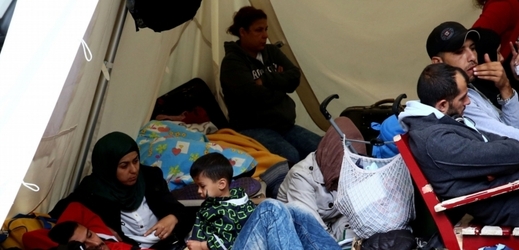 Migranti čekající ve stanech na registraci do vesnice pro uprchlíky v Berlíně.