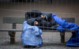 Dva muži čekají na registraci a přidělení místa v areálu pro uprchlíky Státního úřadu pro zdraví a sociální péče v Berlíně.