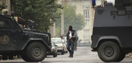 Maskovaný policista obchází místo střetů vojáků a přívrženců Islámského státu (ilustrační foto).