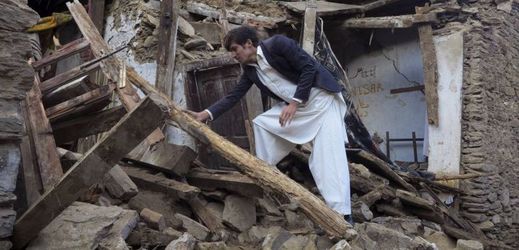 Pákistánský chlapec ohledává trosky domu po masivním zemětřesení.