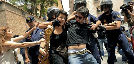 Madrid. Na nespokojenou mládež je osvědčený obušek a slzný plyn.