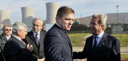 Slovenský premiér Robert Fico u jaderné elektrárny v Mochovcích.