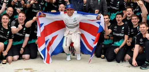 Lewis Hamilton se raduje s týmem Mercedes.