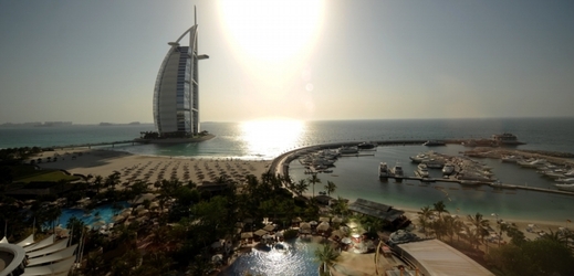 Vlna veder se nevyhne ani světoznámému městu Dubaj ve Spojených arabských emirátech. Na snímku hotel Burj Al Arab.