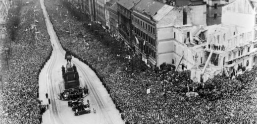 Manifestace na Václavském náměstí v Praze při znárodnění průmyslu 25. října roku 1945.