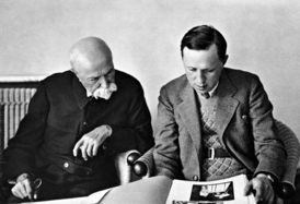 Prezident T. G. Masaryk (vlevo) a spisovatel Karel Čapek během společného setkání ve slovenské Bystřičce.