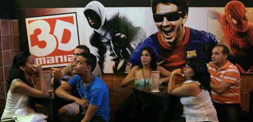 Diváci čekající na film v kině v kubánské Havaně (ilustrační foto).