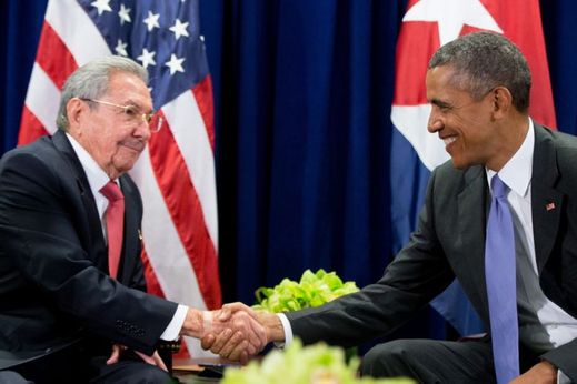 Obnovení diplomatických vztahů 29. září - na snímku kubánský prezident Raul Castro a americký prezident Barack Obama.