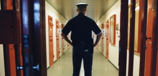 Policista na vazební věznici (ilustrační foto).