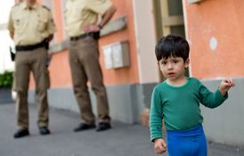 Malý Azerbajdžánec v uprchlickém táboře v Německu (ilustrační foto).
