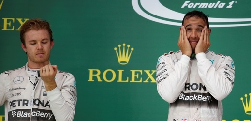Nico Rosberg (vlevo) a Lewis Hamilton.