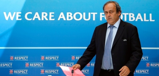 Přestože má předseda UEFA Michel Platini kvůli vyšetřování podezřelé platby od šéfa FIFA Seppa Blattera na 90 dní pozastavený výkon funkce, stále věří, že bude na konci února zvolen novým předsedou Mezinárodní fotbalové federace. 