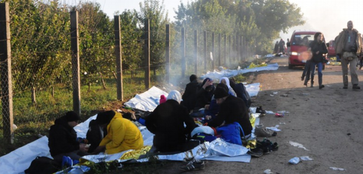 Uprchlíci hodiny čekají v zimě a dešti na otevření hranice.