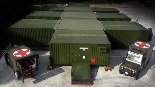 Karbox vyrábí z kontejnerů polní tábory včetně ordinací, jídelen či toalet.