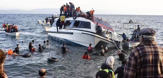 Migranti u břehů Řecka.