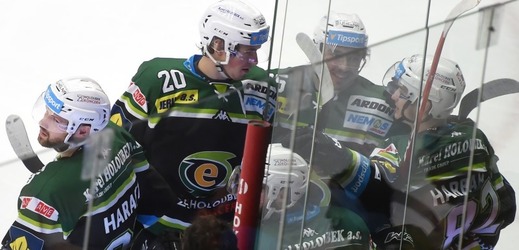 Hokejisté Karlových Varů slaví výhru na ledě Třince.