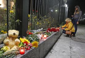 Památka obětí havarovaného ruského letadla v Egyptě. Před velvyslanectvím Ruska v Kyjevě, Ukrajina.