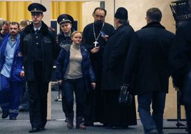 Policisté kontrolující situaci. Příbuzní a přátelé těch, kteří zahynuli při havárii letu v Egyptě, se shromažďují v hotelu poblíž Petrohradského letiště Pulkovo.
